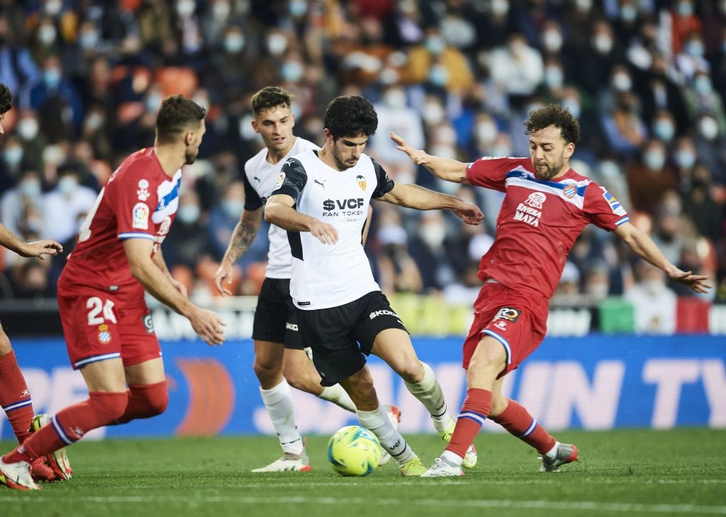 nhan-dinh-soi-keo-valencia-vs-espanyol-luc-00h00-ngay-23-4-2025-1