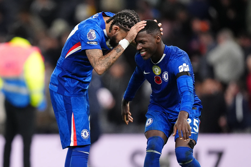 Sky Sports lên tiếng về ‘căn bệnh’ tự hủy của Chelsea